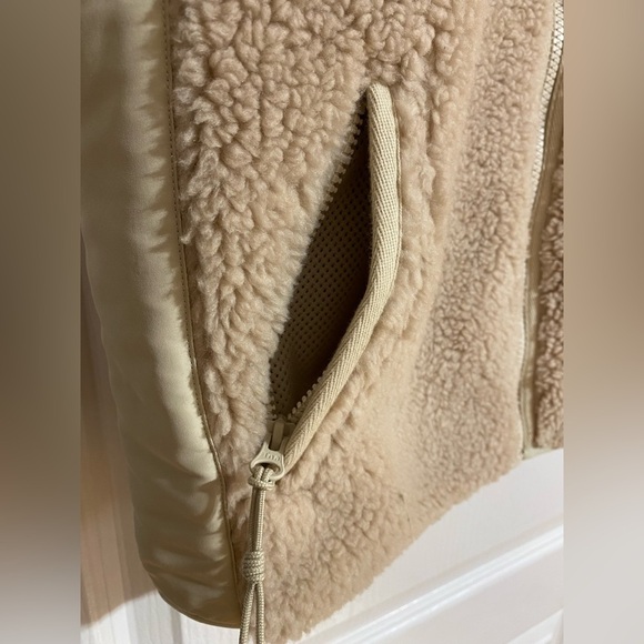 NWOT Aritzia TNA Cody Massive Polar Vest Fleece Sherpa Zip-Up Vest Size Small - Picture 3 of 13
